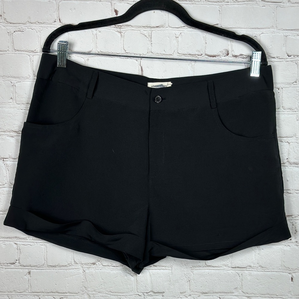 Urban Outfitters Silence + Noise black cuffed 2" shorts, sz 10